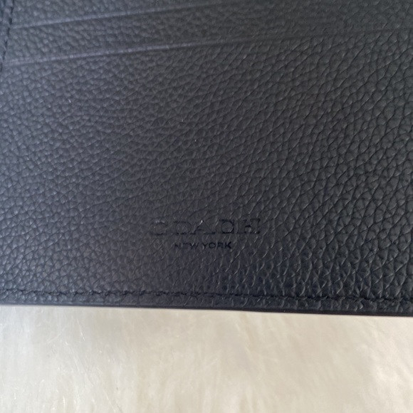 Coach Men’s Wallet in Pebbled Leather - Picture 7 of 8